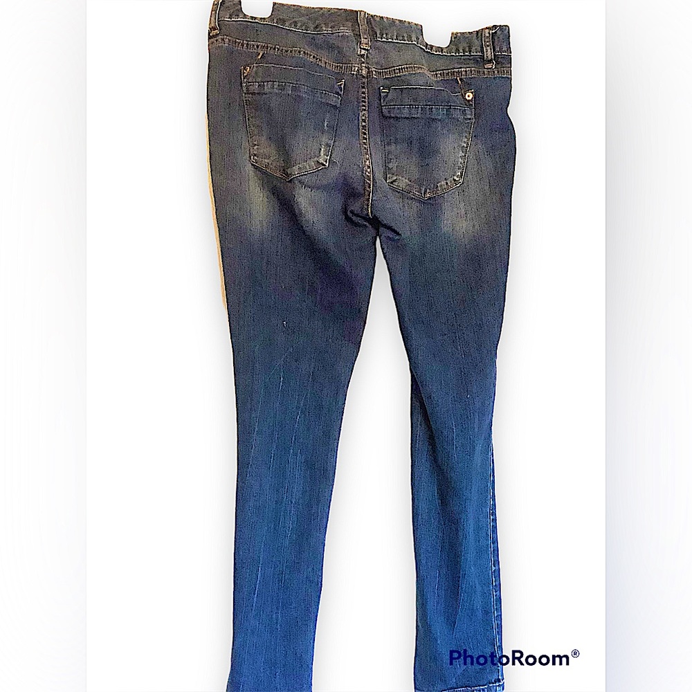 Junior pair of comfy jeans.In pre owned condition.